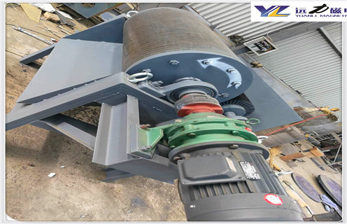 幹式磁選機，幹式磁選機在磁力作用下達到選分的目的！_磁性礦粒鐵礦錳礦幹式磁選機_幹式磁選機在磁力作用下達到選分的目的！工作視頻皮帶及結構價格