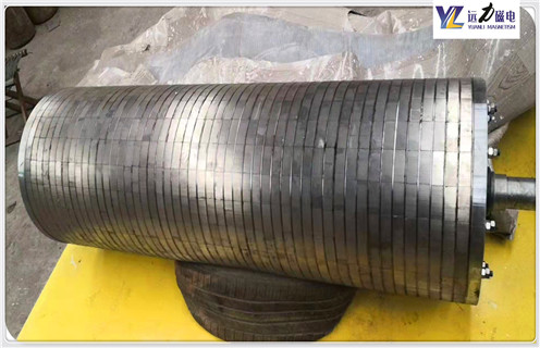 滾筒磁選機，滾筒磁選機的開放式磁路設計采用哪些材料？_鐵礦磁選機在鐵粉選別中起什麼作用？磁場一般為多少_磁塊如何排列 